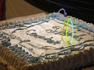 Los manzanilleros picaron un cake por el cumple 90 de Fidel