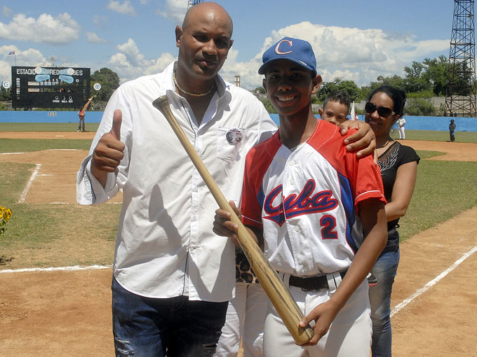 Ferrales Jiménez entregó un bate al también manzanillero David Alejandro Castillo Suárez, torpedero Todos Estrellas del III Campeonato Mundial de Béisbol Sub-15 // Foto Luis Carlos Palacio