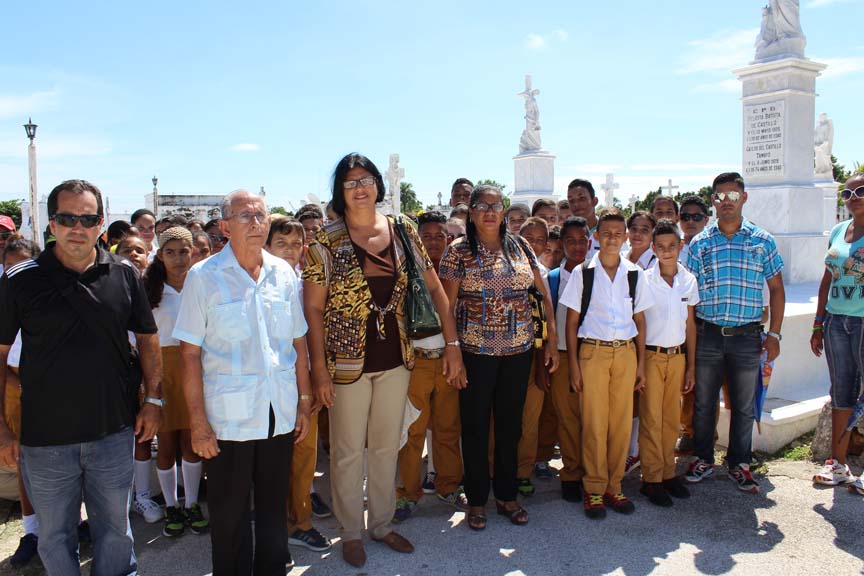 Estudiantes de la ESBU Bartolomé Masó y representantes del ICAP en Granma realizan homenaje a Modesto Tirado // Foto Marlene Herrera