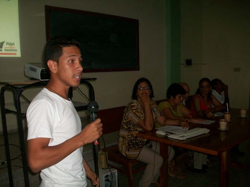 El estudiante Luis Antonio Guerra Vega calificó de entrañables las estrechas relaciones patrióticas entre Cuba y Puerto Rico. // Foto Roberto Mesa