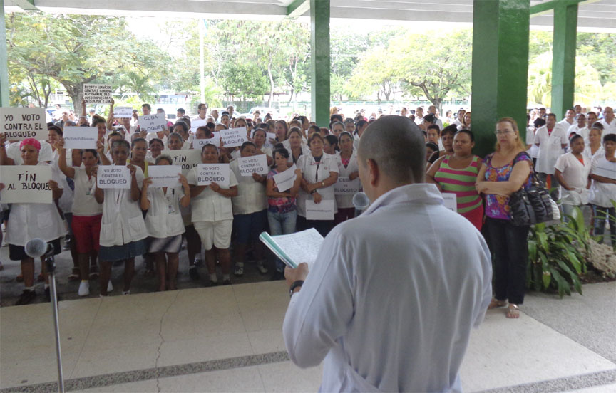 Trabajadores del Hospital Clínicio Quirúrgico Celia Sánchez rechazan el bloqueo de Estados Unidos contra Cuba // Foto Roberto Mesa
