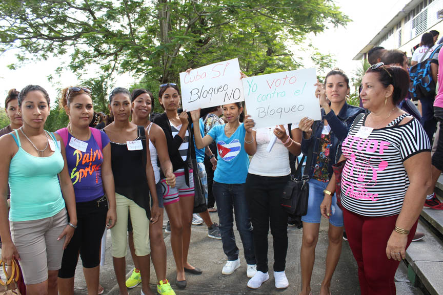 Estudiantes y profesores de la sede universitaria Blas Roca Calderío se pronuncian contra el bloqueo // Foto Marlene Herrera