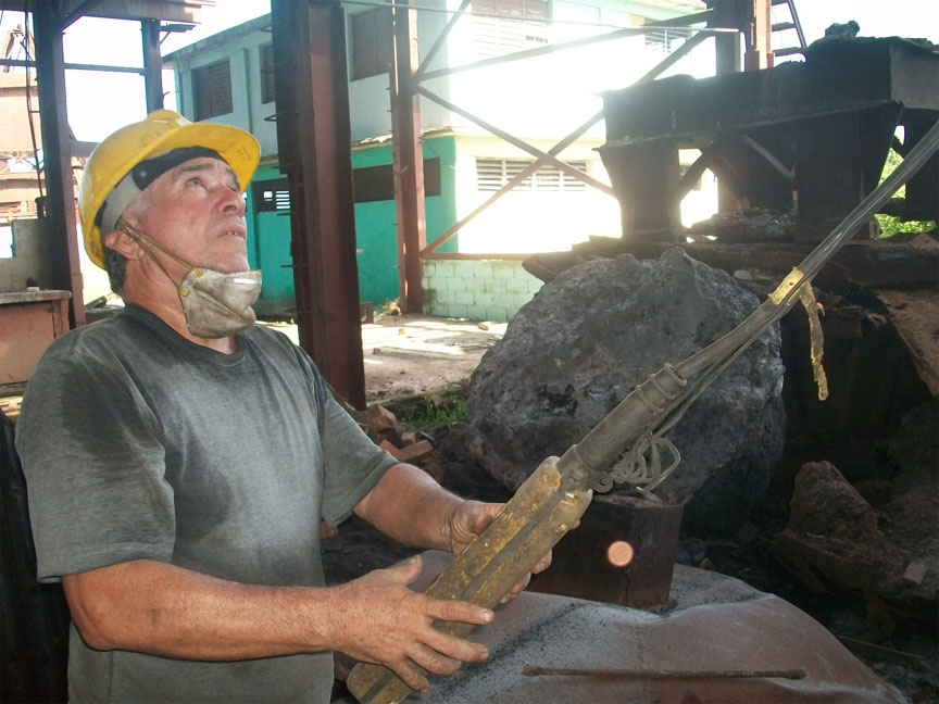 Guillermo González Figueredo, a cargo de la grúa del área de fundición // Foto Roberto Mesa