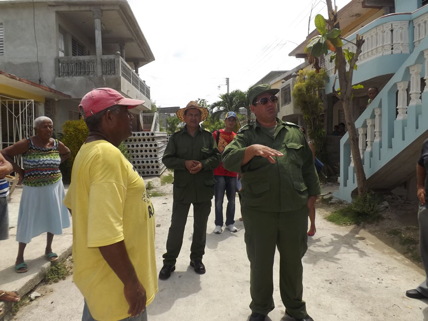 Calixto Santisteban y Enrique Remón Domínguez, presidente y vicepresidente respectivamente del Consejo de Defensa visitan vecinos del litoral // Foto Marlene Herrera Matos