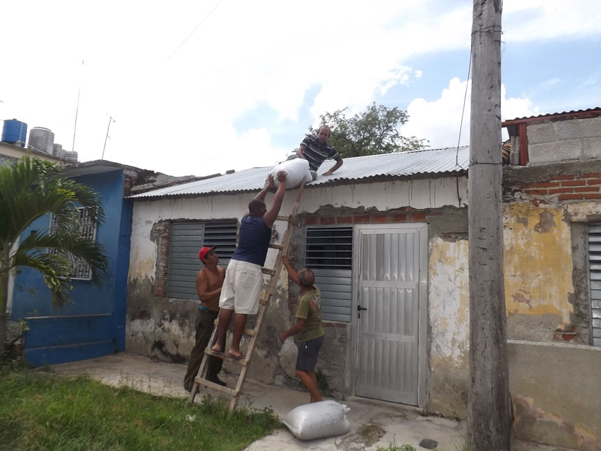 Los vecinos aseguran los techos // Foto Marlene Herrera Matos