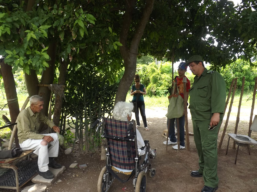 Calixto Santisteban y Enrique Remón Domínguez, presidente y vicepresidente respectivamente del Consejo de Defensa visitan vecinos del litoral // Foto Marlene Herrera Matos