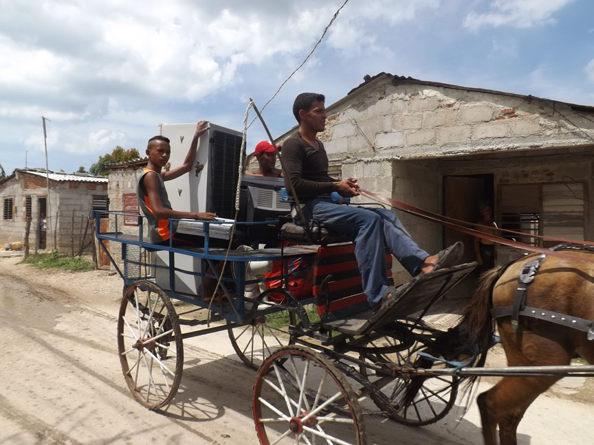 Los vecinos trasladan los equipos hacia lugares seguros // Foto Marlene Herrera Matos