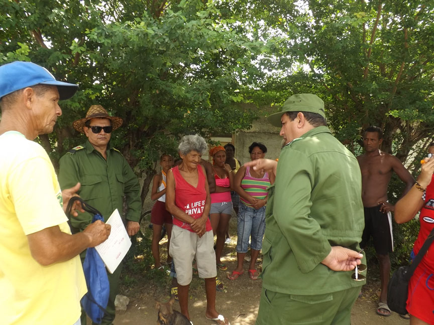 Calixto Santisteban y Enrique Remón Domínguez, presidente y vicepresidente respectivamente del Consejo de Defensa dialogan con vecinos de zonas bajas // Foto Marlene Herrera