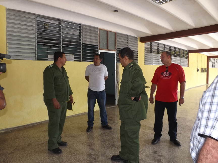 Calixto Santisteban y Enrique Remón Domínguez, presidente y vicepresidente respectivamente del Consejo de Defensa visitan los centros de evacuación // Foto Marlene Herrera