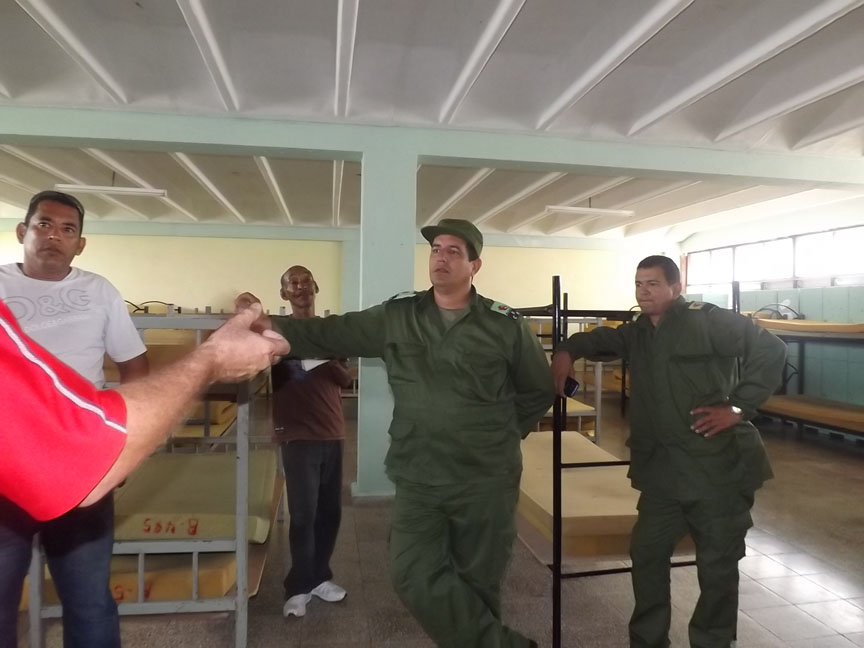 Calixto Santisteban y Enrique Remón Domínguez, presidente y vicepresidente respectivamente del Consejo de Defensa visitan los centros de evacuación // Foto Marlene Herrera Matos