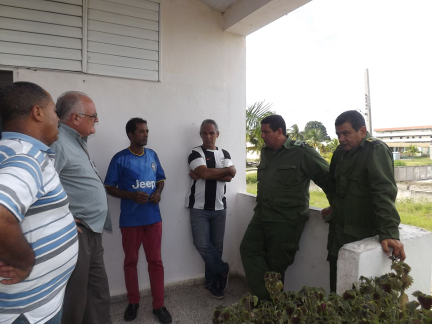 Calixto Santisteban y Enrique Remón Domínguez, presidente y vicepresidente respectivamente del Consejo de Defensa visitan los centros de evacuación // Foto Marlene Herrera Matos