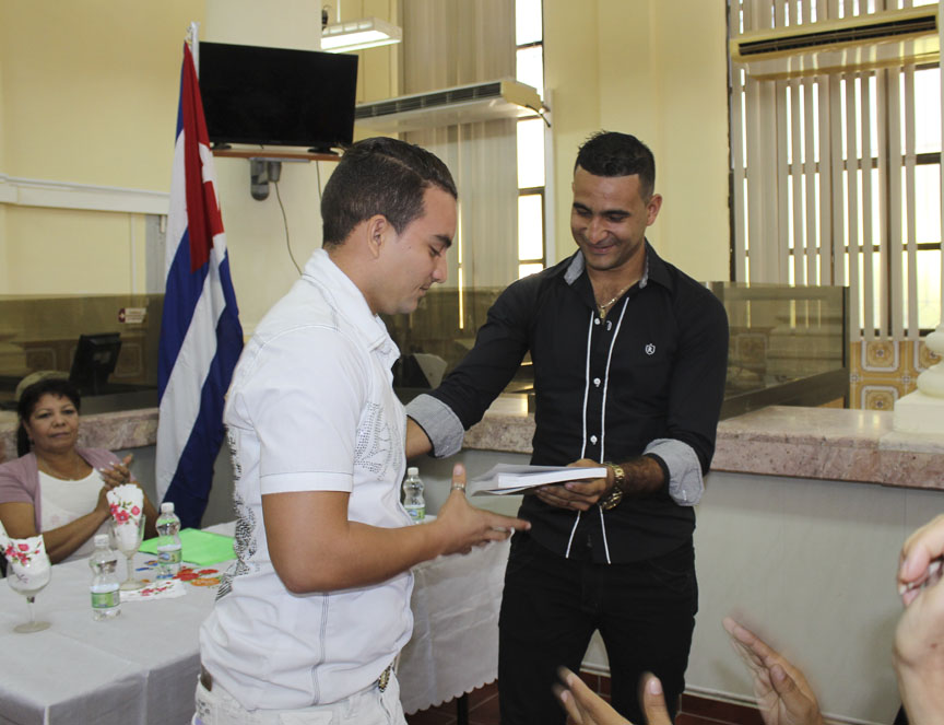 Livan Morales Podio recibió el carné de militante de la Unión de Jóvenes Comunistas (UJC) // Foto Marlene Herrera