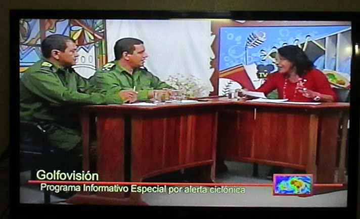 El canal territorial Golfo Visión, trasmitió la tarde anterior una revista especial con la presencia de Calixto Santiesteban y Enrique Remón, presidente y vicepresidente del Consejo de Defensa del  municipio, respectivamente // Foto Valia Marquínez