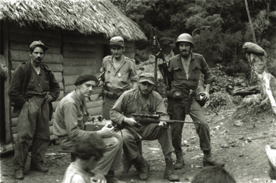 De izquierda a derecha, sentados, Marcelo Fernández y Fidel Castro, detrás Ignacio Leal, Ciro Redondo y Camilo Cienfuegos en El Hombrito, Sierra Maestra, en 1957. Fuente: Oficina de Asuntos Históricos / Sitio Fidel Soldado de las Ideas.