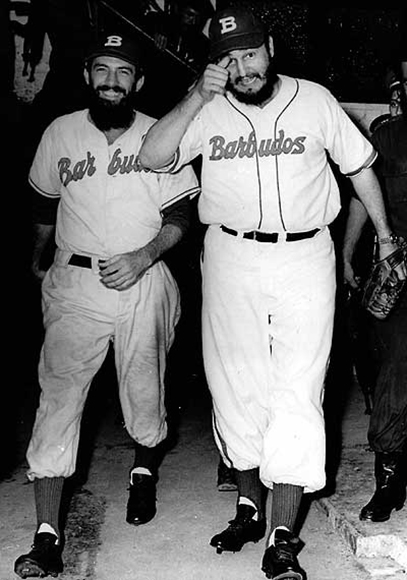 Fidel y Camilo vistiendo la franela de Barbudos en un juego amistoso de beisbol en el Estadio del Cerro contra el equipo de la Policía Militar, el 24 de julio de 1959. Foto: Sitio Fidel Soldado de las Ideas.