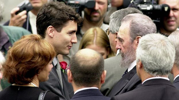 Fidel saluda a Justin Trudeau, hijo del ex Primer Ministro de Canadá Pierre Elliot Trudeau, durante el tributo a sus restos mortales, el 2 de octubre de 2000. Fuente: Estudios Revolución/ Sitio Fidel Soldado de las Ideas.