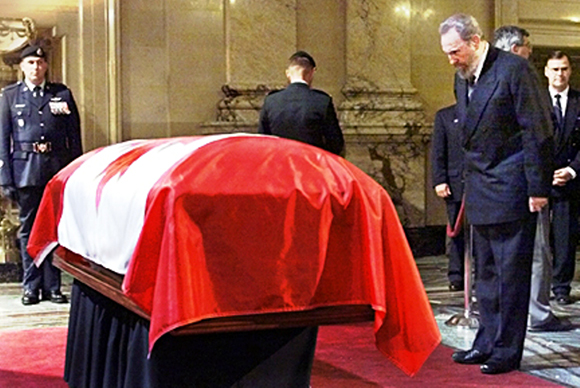 Fidel asiste al funeral de Pierre Elliot Trudeau, ex primer ministro de Canadá en la Basílica Notre-Dame de Montreal, Plaza de Armas, el 2 de octubre de 2000. Fuente: Estudios Revolución/ Sitio Fidel Soldado de las Ideas.