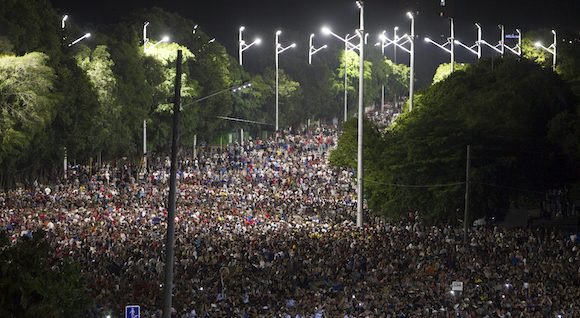 Cientos de miles de fidelistas en la Plaza.