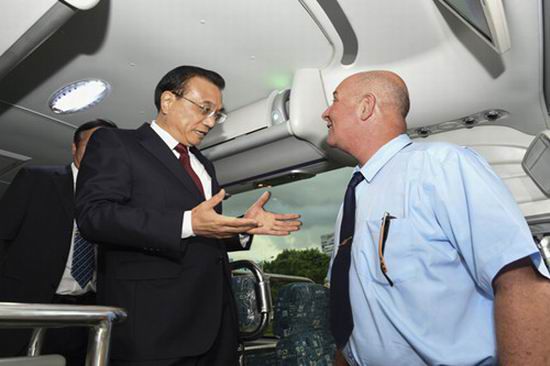 El primer ministro chino Li Kequian inspeccionó recientemente uno de los ómnibus Yutong destinados a Cuba durante su visit a nuestro país. // Foto Sitio web oficial de Yutong