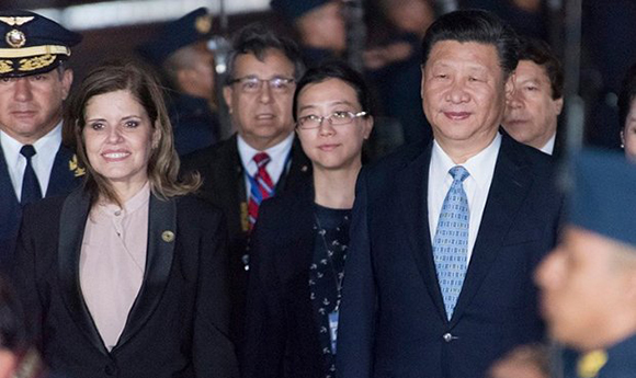 El presidente de China, Xi Jingping, fue recibido por la vicepresidenta de Perú, Mercedes Aráoz. Foto: Cancillería de Perú.