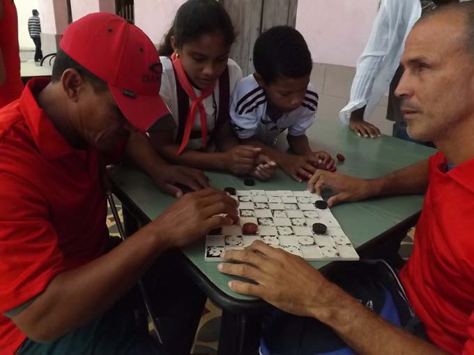 Miembros de la ANCI mostraron sus hablidades en los juegos de mesa // Foto Eliexer Peláez