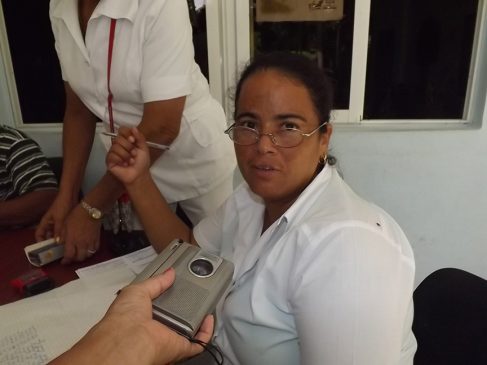 La Doctora Mayuris Labrada Elías, quien atiende el CP 5 por el grupo básico del Poli 2 // Foto Marlene Herrera