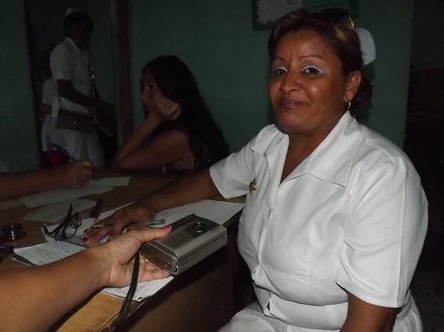 Enfermera Dayli de la Rosa León, responsable del programa de Educación para la Salud en el departamento de higiene del Poli 2 // Foto Marlene Herrera