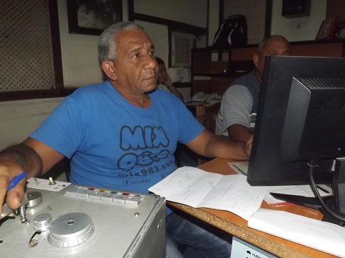 Ernesto Martínez Robles dirigiendo el programa Lo que trae la radio en la emisora Radio Granma // Foto Marlene Herrera