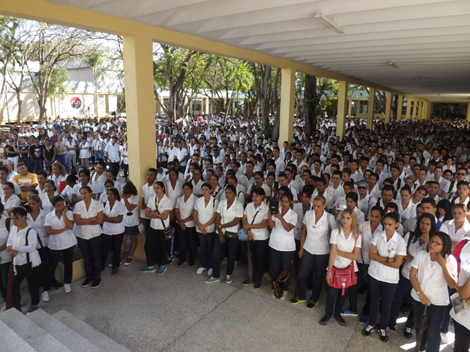 Estudiantes de Universidad Médica rinden tributo a Fidel // Foto Eliexer Peláez