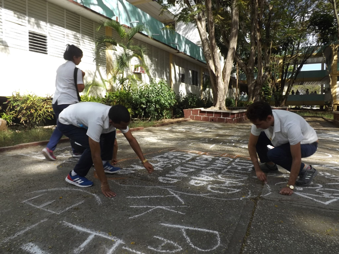 El sentido de estos jóvenes universitarios quedó plasmado en los disímiles grafitis pintados en la plazoleta de la universidad // Foto Eliexer Peláez