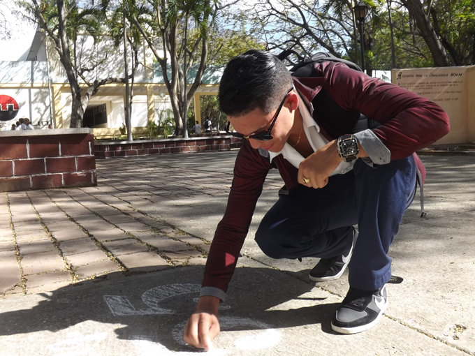 El sentido de estos jóvenes universitarios quedó plasmado en los disímiles grafitis pintados en la plazoleta de la universidad // Foto Eliexer Peláez