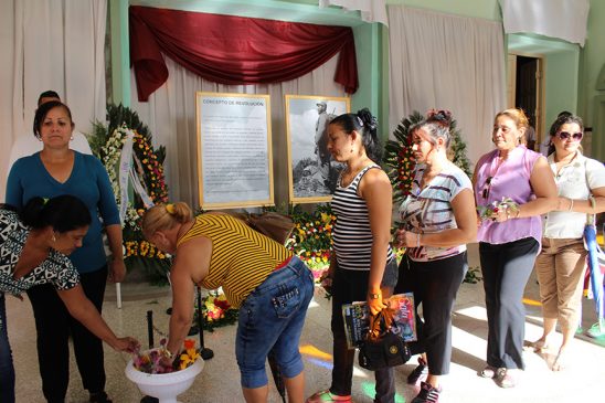 Tributo del pueblo de Manzanillo a Fidel // Foto Marlene Herrera