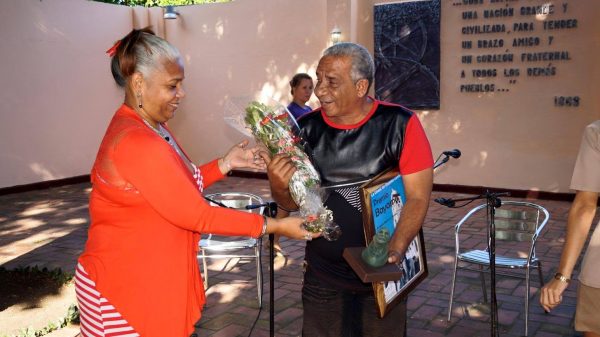 Ernesto Martínez recibe el Premio Bayamo 2016 // Foto del perfil Facebook de Edgardo Hinginio