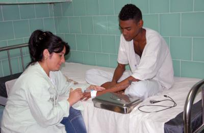 El paciente era preparado para pasar al salón de operaciones // Foto Otilio Rivero Delgado (Tomada de Cubadebate)