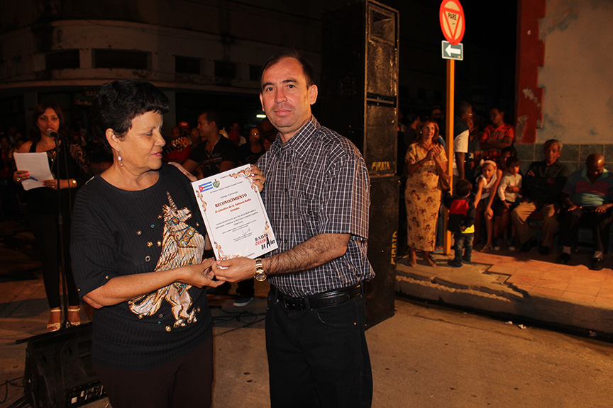 Reconocimiento a Radio Granma. Entrega Martha Labrada, presidenta del CP a Orestes Milanés, director de Radio Granma // Foto Marlene Herrera