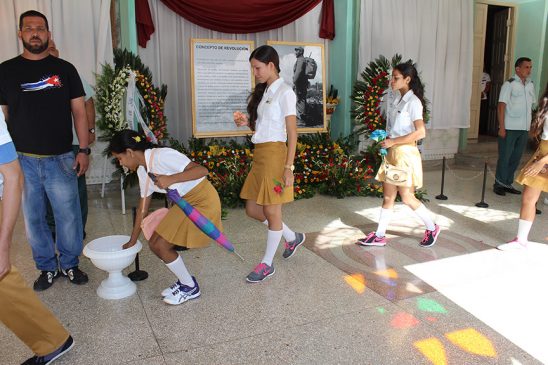 Tributo del pueblo de Manzanillo a Fidel // Foto Marlene Herrera