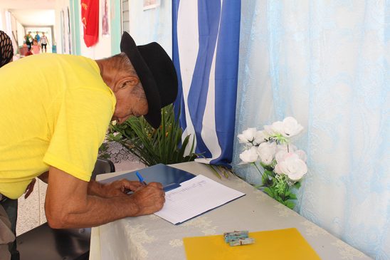 Tributo del pueblo de Manzanillo a Fidel // Foto Marlene Herrera