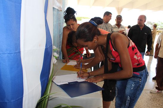 Tributo del pueblo de Manzanillo a Fidel // Foto Marlene Herrera