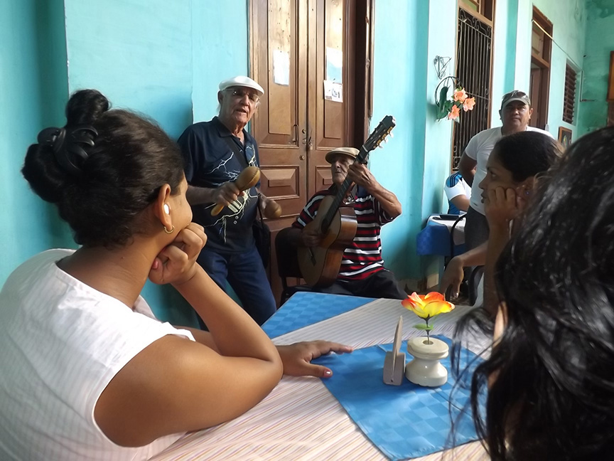 Asalto trovadoresco al Hogar Materno Rosa Elene Simeón // Foto Marlene Herrera