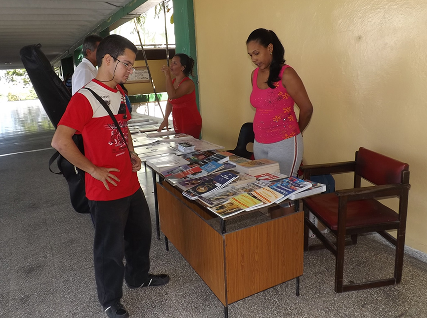 Venta de libros en la sede Blas Roca Calderío de la UDG // Foto Marlene Herrera