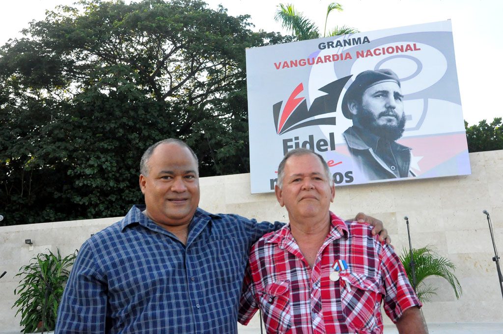 Carlos Lastres González, le fue impuesta la Medalla 28 de septiembre, junto a Federico Hernández, secretario del PCC en Granma // Foto de Periódico La Demajagua