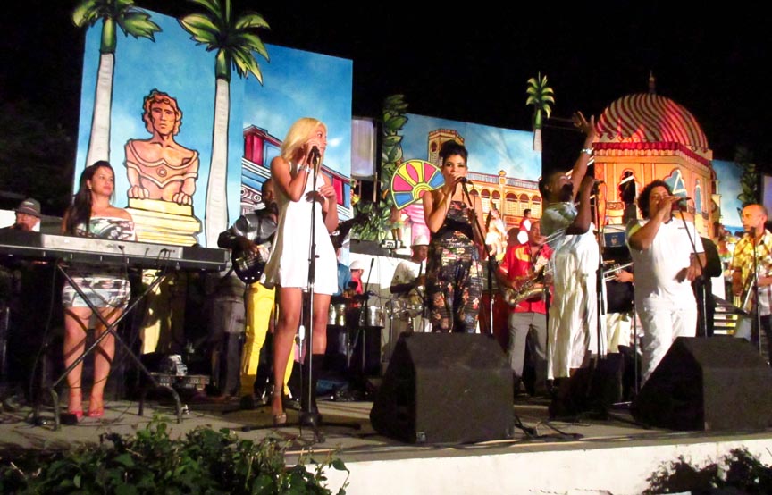 Grupo Convergencia en espectáculo inuagural del Carnaval // Foto Gustavo Cuba