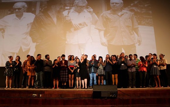 Momento en el que Susana Medina, directora de la Escuela Internacional de Cine y Televisión de San Antonio de los Baños, recibió el Premio Coral Especial. Foto: Dario Gabriel Sánchez