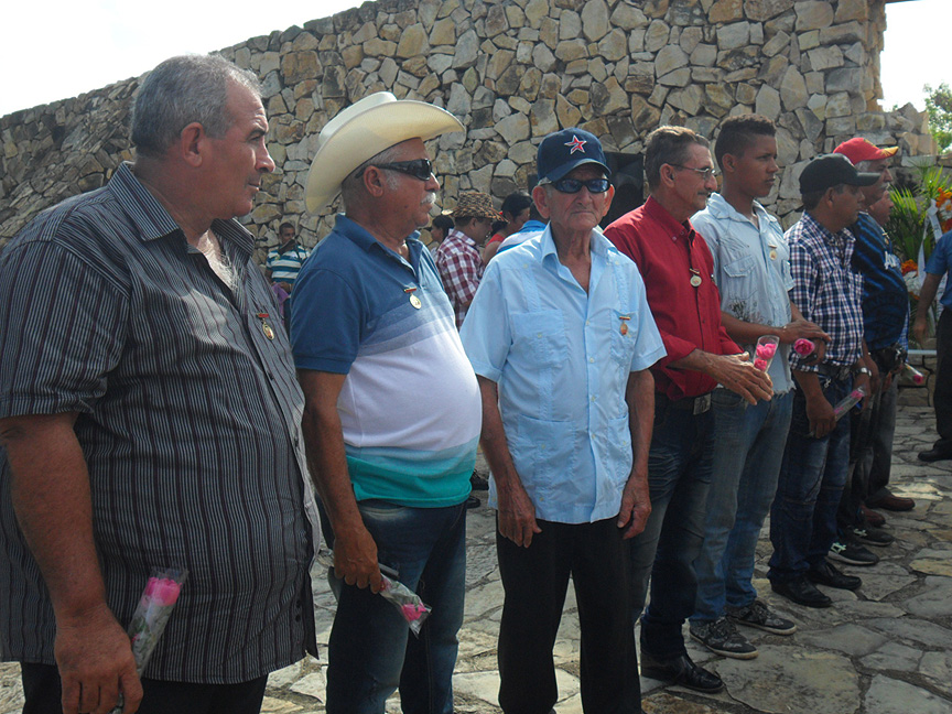 Campesinos reciben Sello Aniversario 55 de la ANAP // Foto Denia Fleitas