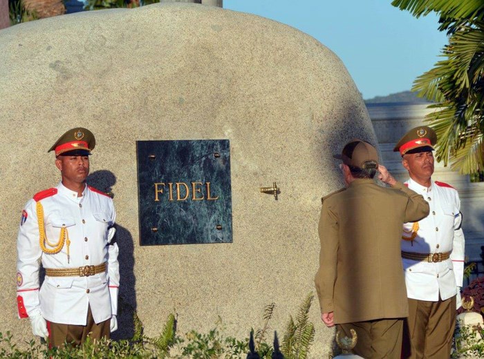 Cenizas del Comandante en Jefe de la Revolución Cubana, en el Cementerio de Santa Ifigenia // Foto Juvenal Balán (Periódico Granma)