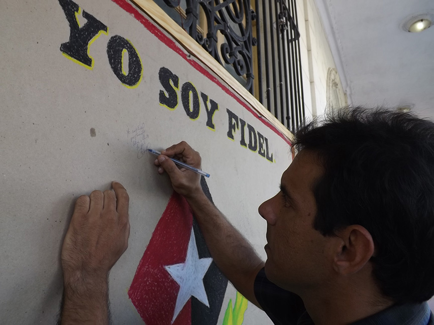 Manzanilleros expresan su sentir en pizarra Yo soy Fidel // Foto Eliexer Peláez