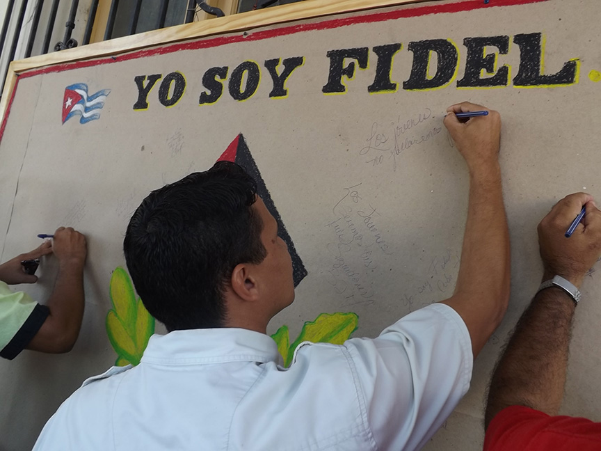 Manzanilleros expresan su sentir en pizarra Yo soy Fidel // Foto Eliexer Peláez
