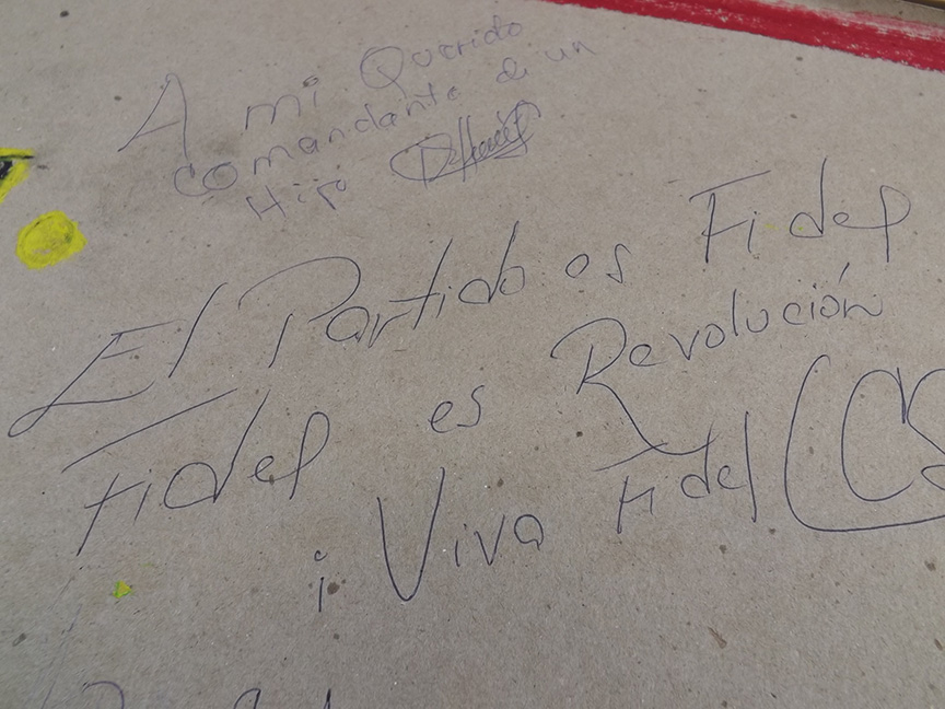 Textos escritos por manzanilleros en pizarra pública // Foto Eliexer Peláez