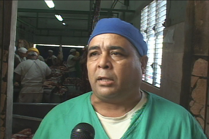 Reynaldo Almeida Plana, jefe de la brigada de deshuese de la Unidad Empresarial de Base (UEB) Raúl Chacón de Manzanillo // Foto Golfovisión TV