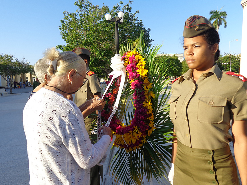 Madres de mártires colocan ofrenda floral ante estatua de Maceo al comienzo de la Operación Tributo // Foto Marlene Herrera